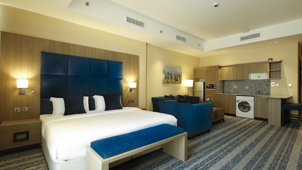 Premier Studio, 1 King Bed photo 3