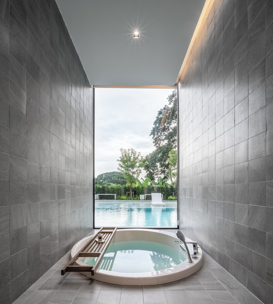 Grand Deluxe Pool Access - Photo 2