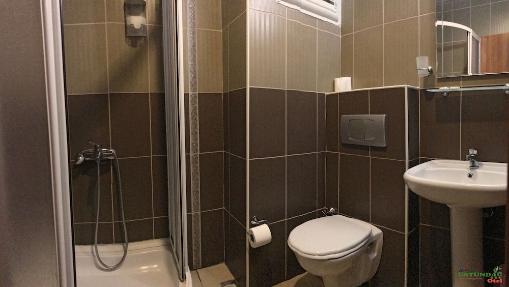 Economy Triple Room photo 3