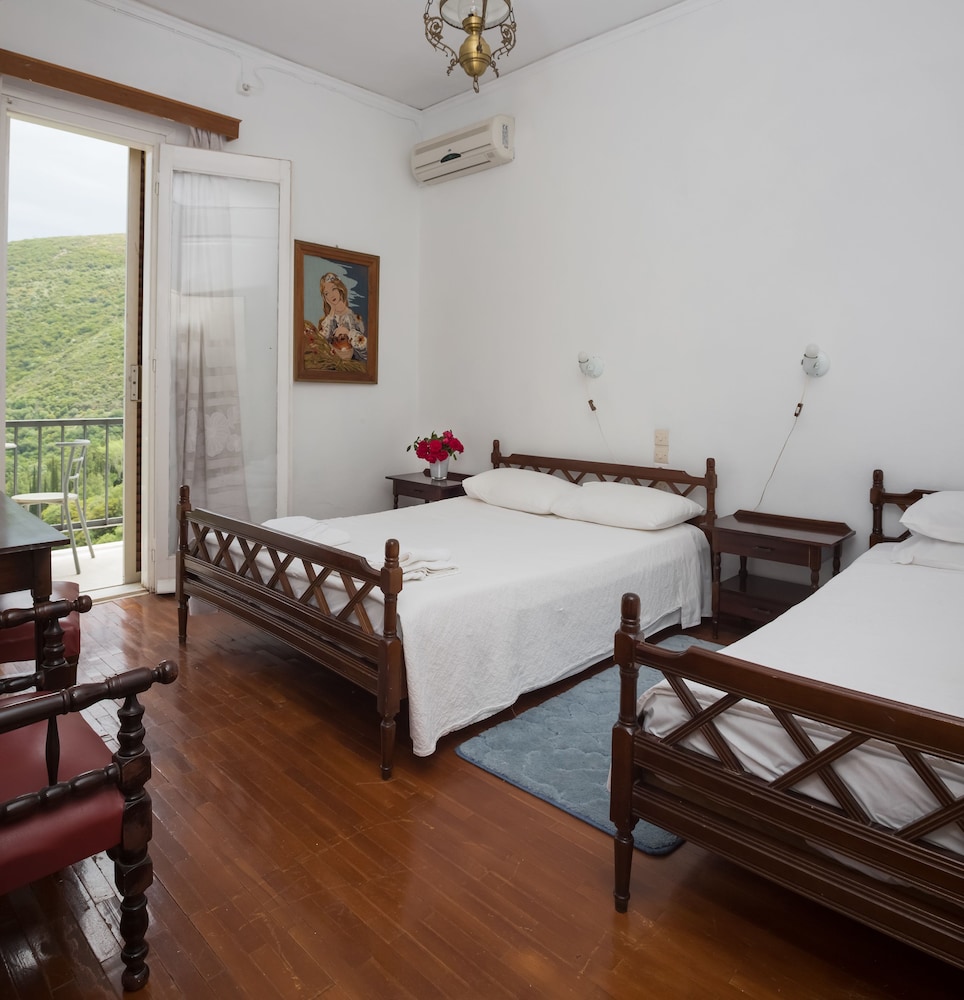 Standard Triple Room, Balcony, Mountain View photo 2
