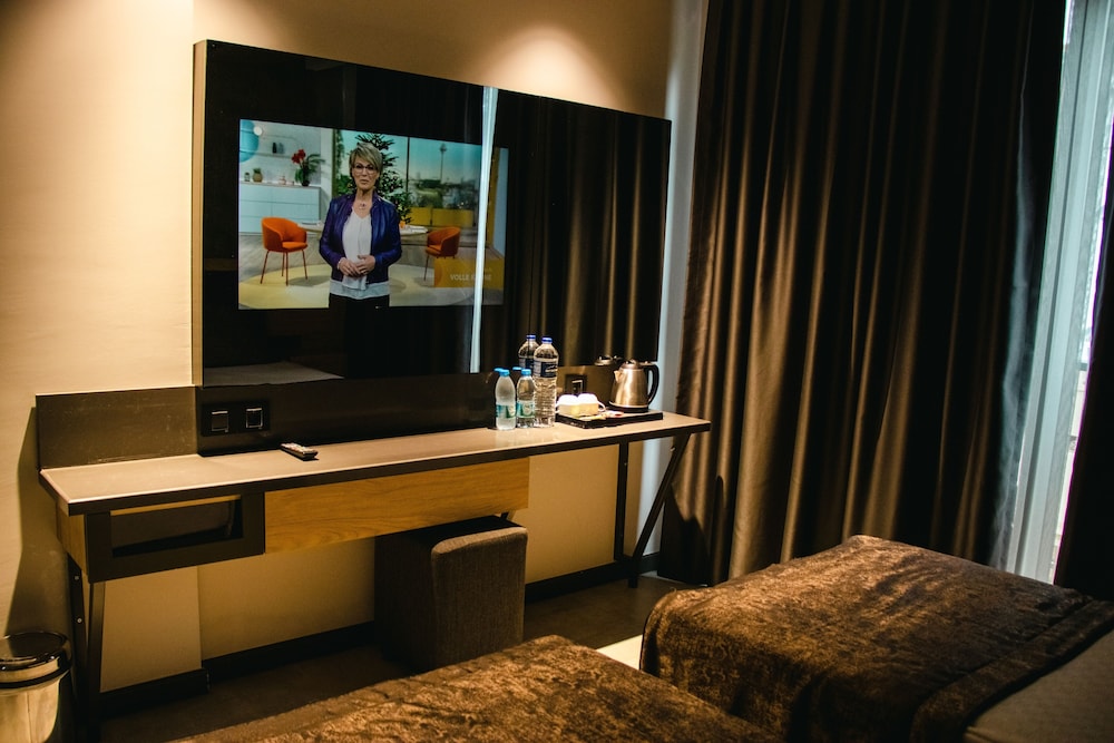 Deluxe Double or Twin Room thumbnail 5