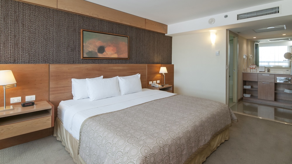 Suite, 1 Bedroom, Kitchen - Photo 2