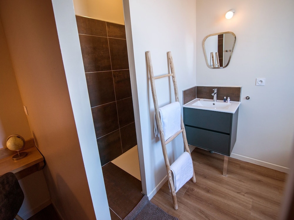 Standard Suite, City View - Photo 5