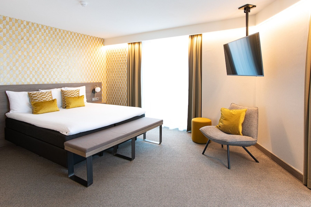Junior Suite, 1 King Bed (Gold)