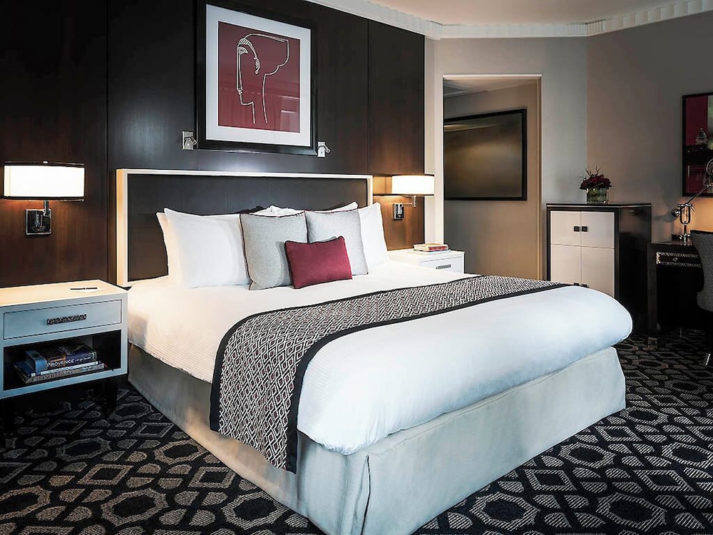 Junior Suite, 1 King Bed (Mobility Accessible )
