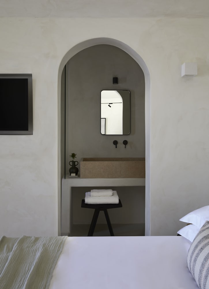 Serenity Suite with Plunge Pool and Caldera View - Photo 8