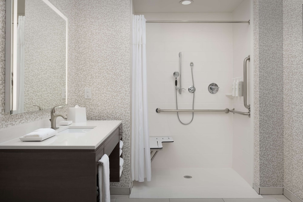 Suite, 1 King Bed, Accessible (Hearing) - Photo 6