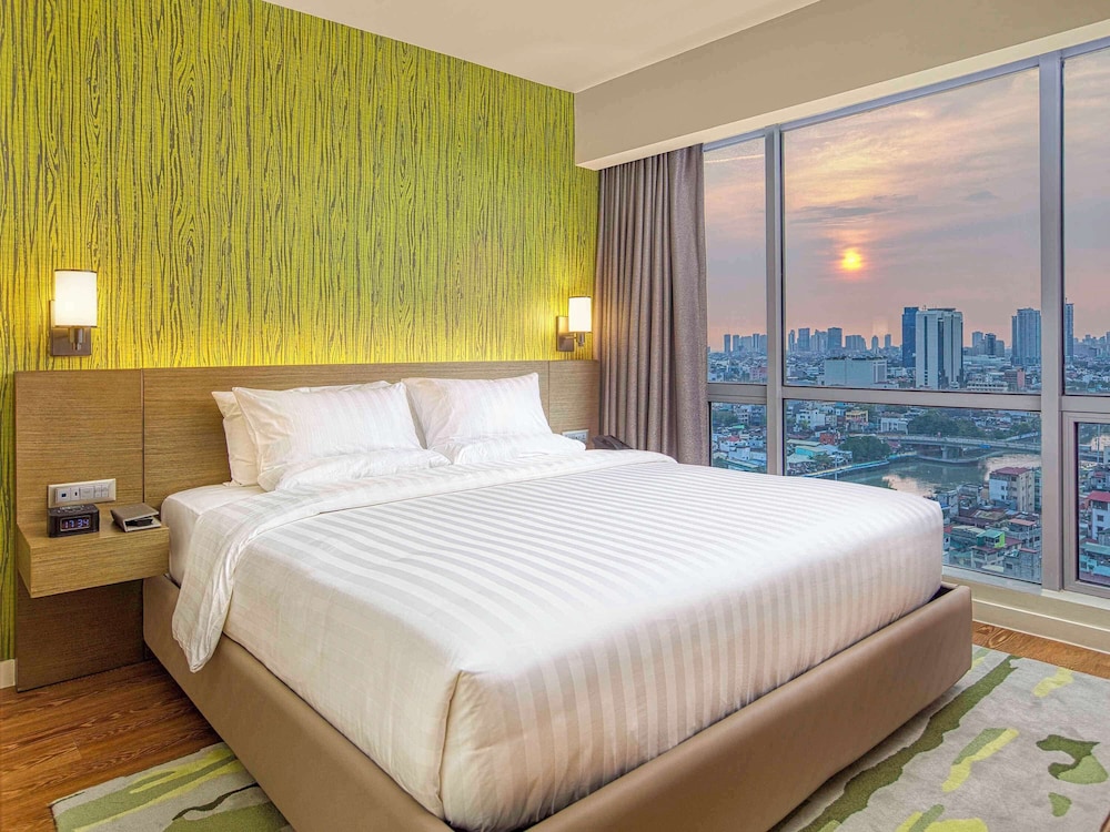 Deluxe Suite, 1 King Bed - Photo 1