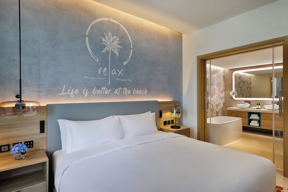 1 Bedroom Sea View Suite with Balcony, Executive Lounge Access, Free DXB Airport Transfer photo 3