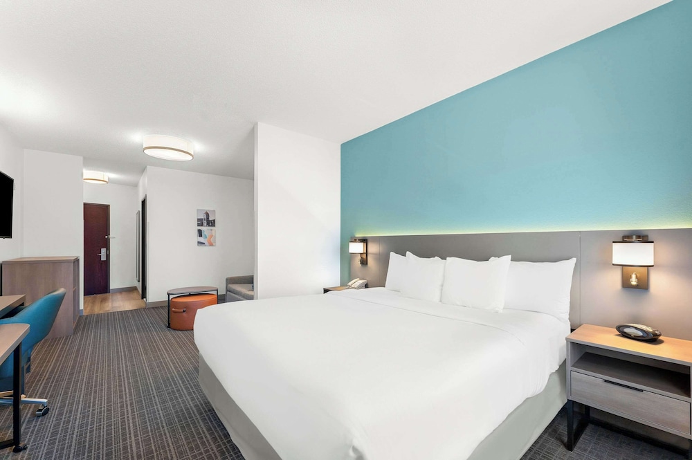 Single Room, 1 King Bed with Sofa bed, Accessible, Non Smoking - Photo 3