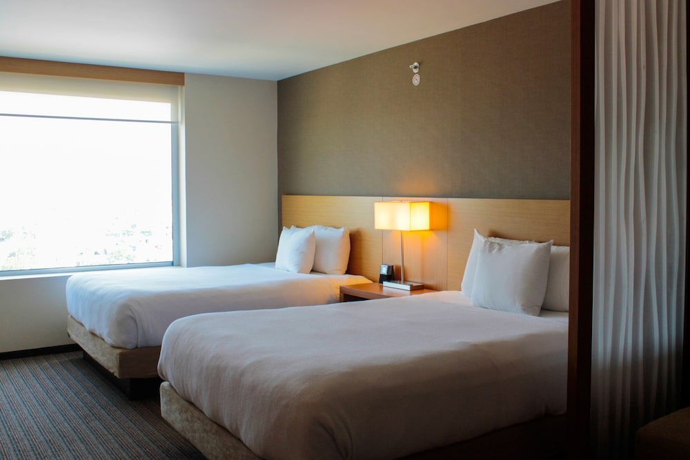 Deluxe Room, Multiple Beds, City View photo 3