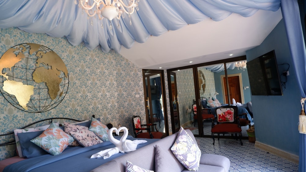 Luxury Suite - Photo 3
