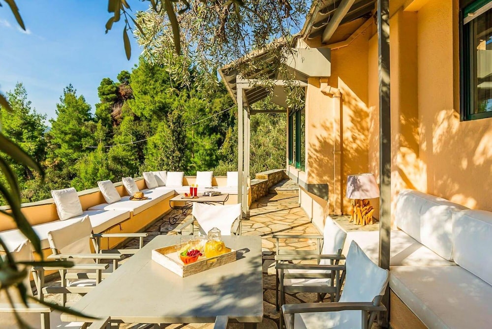 Villa photo 2