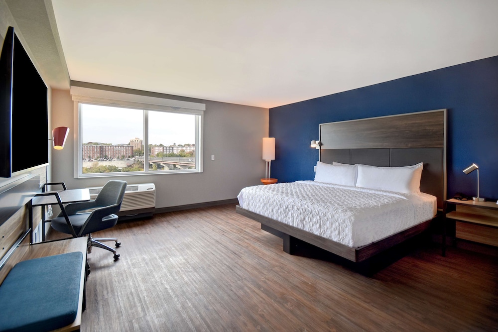 Room, 1 King Bed, Accessible (Roll-In Shower) at Tru by Hilton Manchester Downtown in Manchester