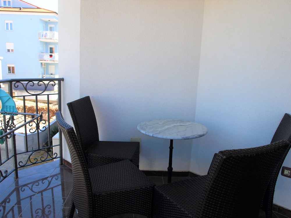 Premier Apartment, 1 Bedroom, Balcony, Garden Area photo 2