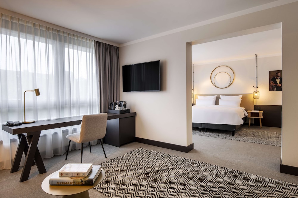 Junior Suite, 1 King Bed with Sofa bed, Balcony, City View