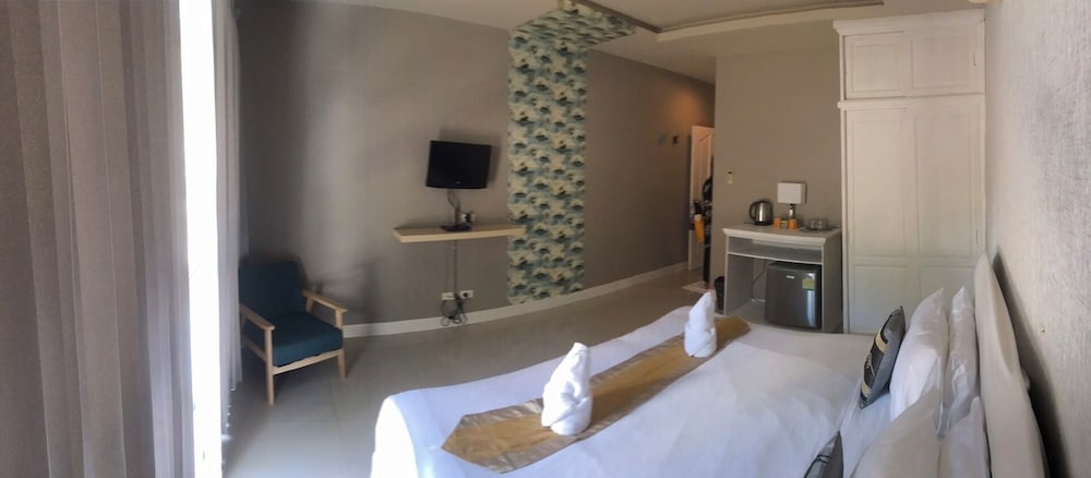 Deluxe Room, 1 Queen Bed - Photo 3