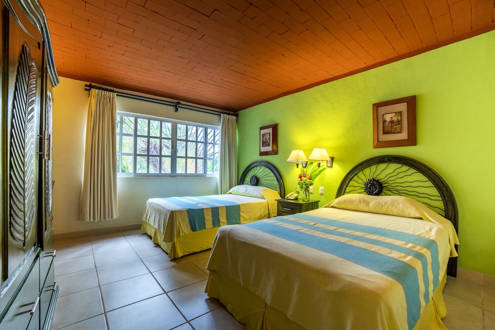 Standard Double Room, Garden View, Poolside