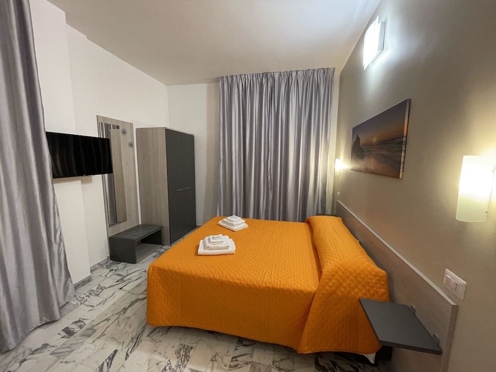 Deluxe Room, 1 Double Bed, Ensuite, City View photo 3