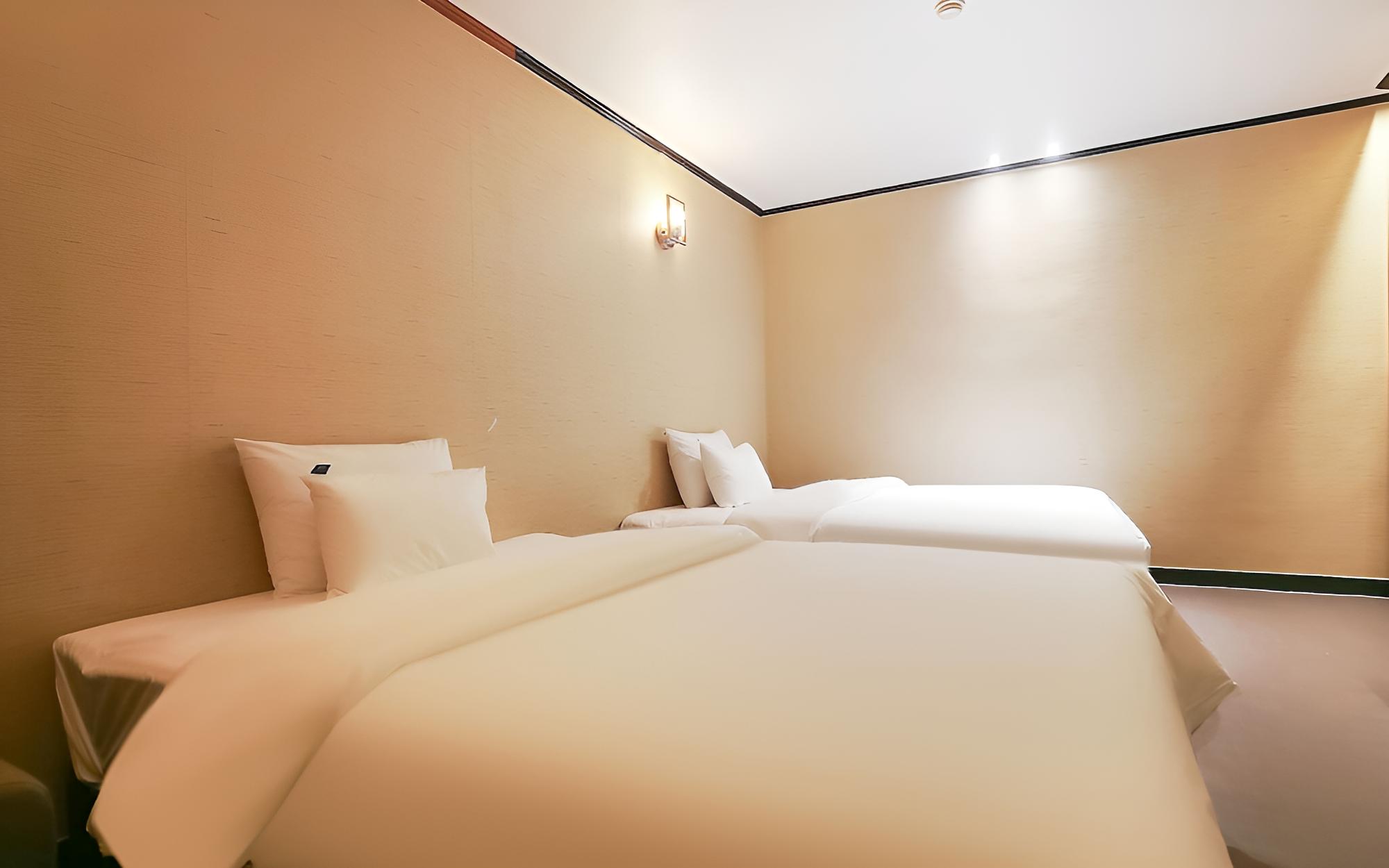 Room (Twin room)