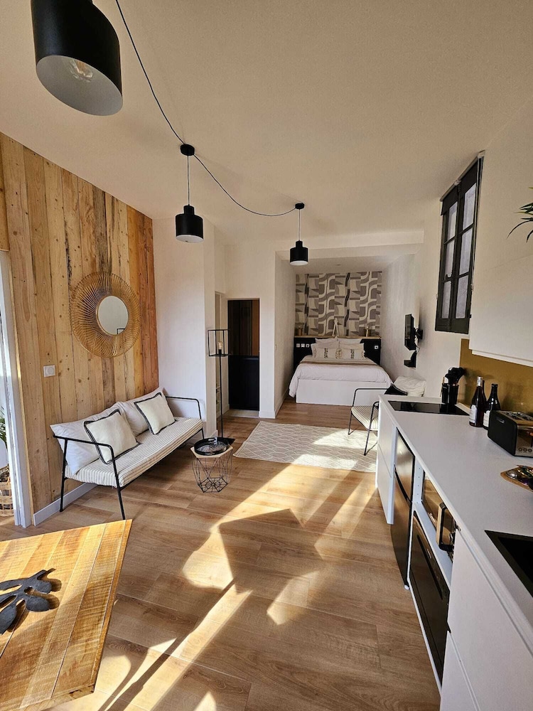 City Apartment, Private Bathroom, Pool View (Suite Curieuse) - Photo 5