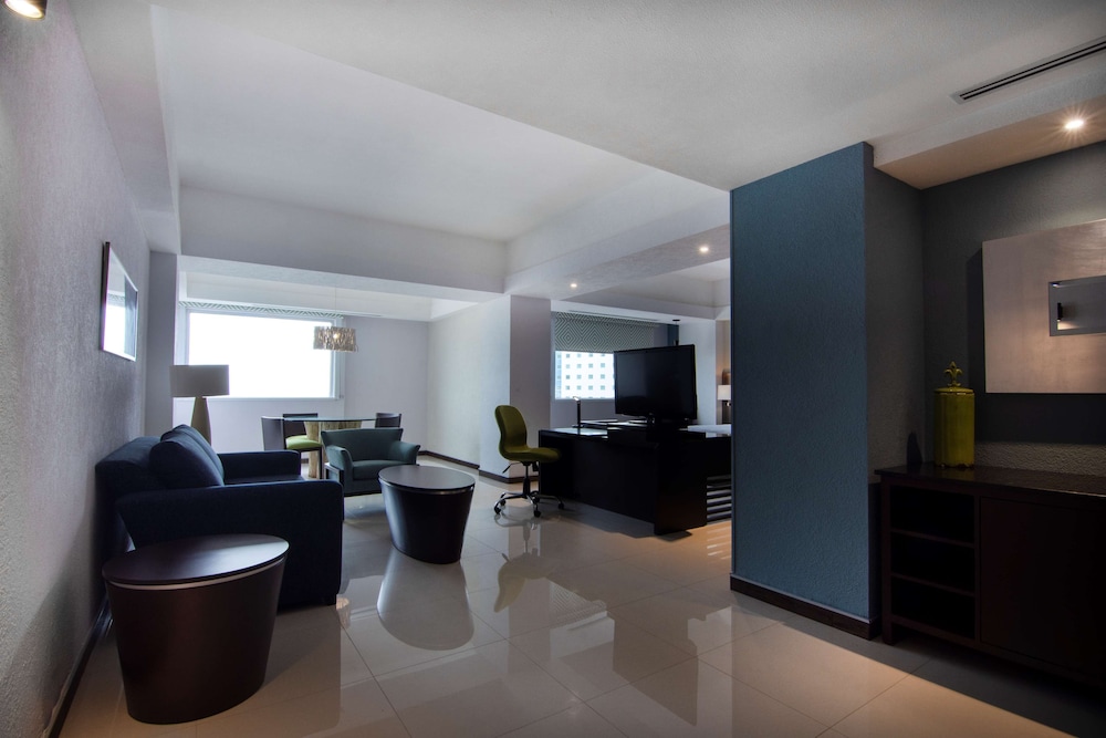 Studio, 1 King Bed, Refrigerator (Wet bar) - Photo 5