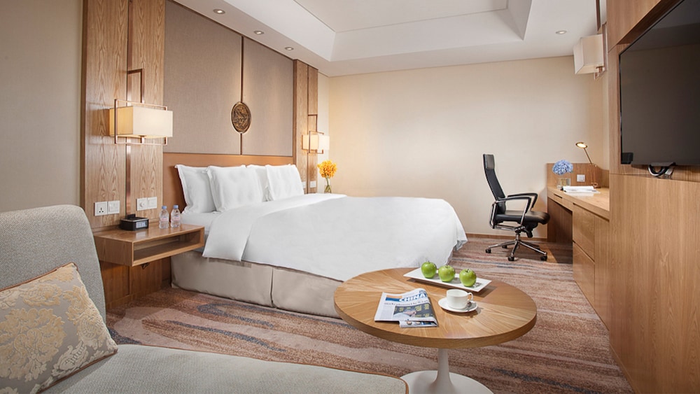 Premium Room, 1 King Bed, Non Smoking (Lounge Access) - Photo 5
