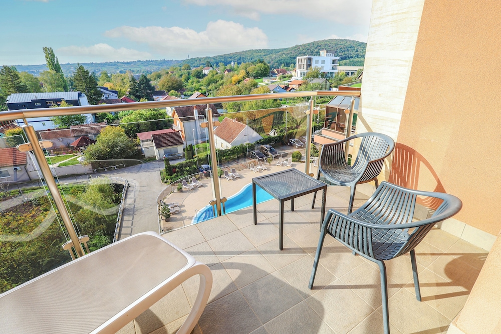 Junior Suite, 1 Bedroom, Pool View photo 2