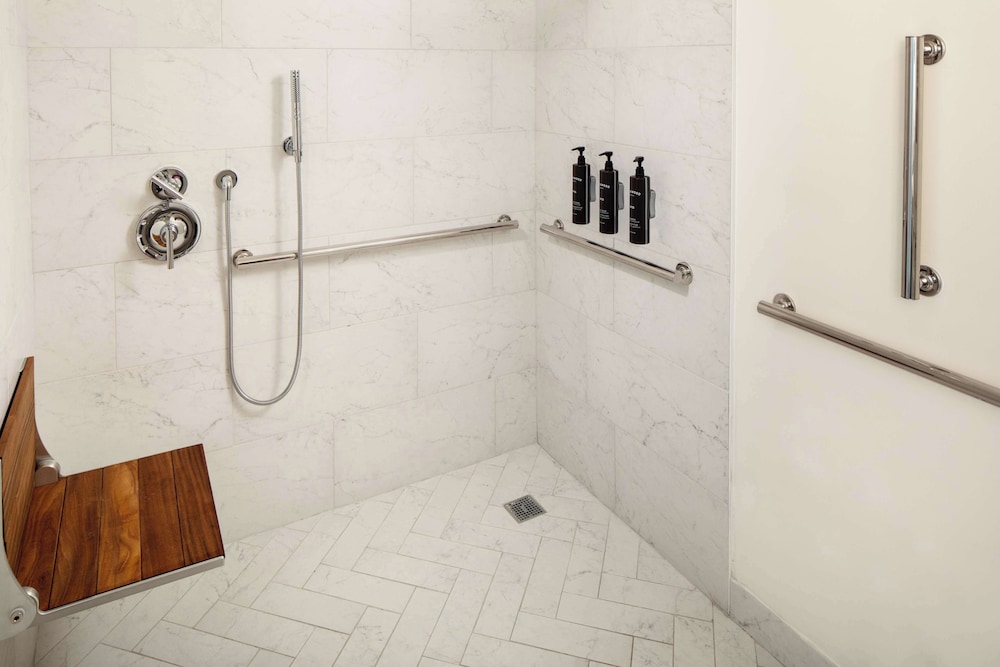 Room, 1 King Bed, Accessible, Ocean View (Roll-In Shower) - Photo 8