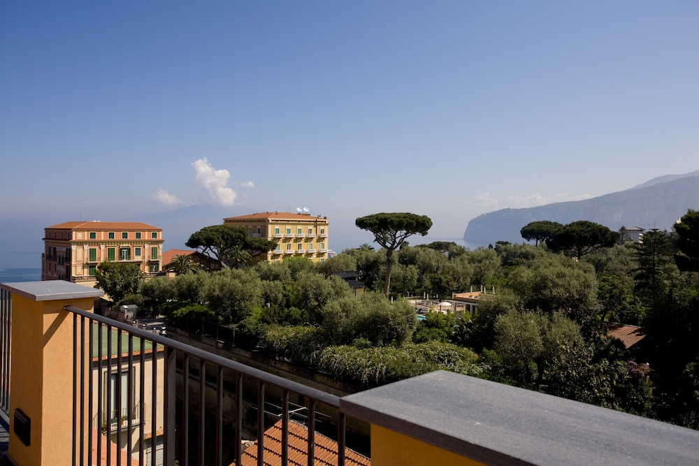 Deluxe Triple Room, Sea View - Photo 4