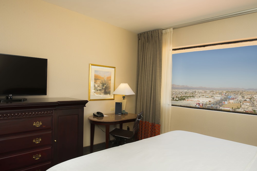 Suite, 1 King Bed - Photo 3