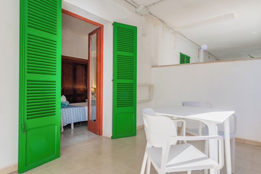 Single Room, Terrace (Street View)
