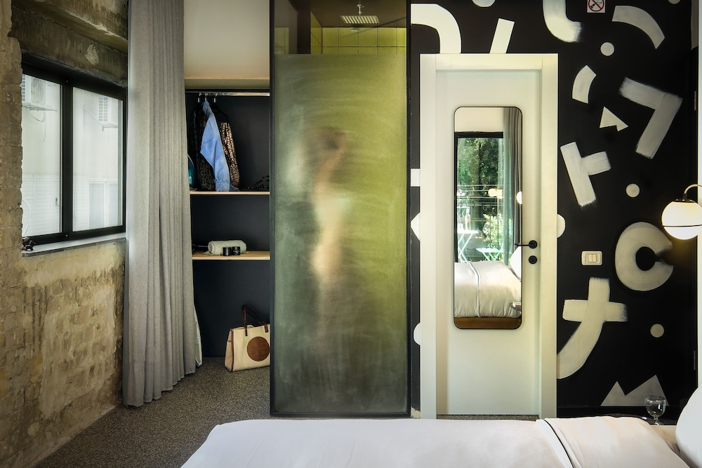 Suite with Two Balconies - Photo 6