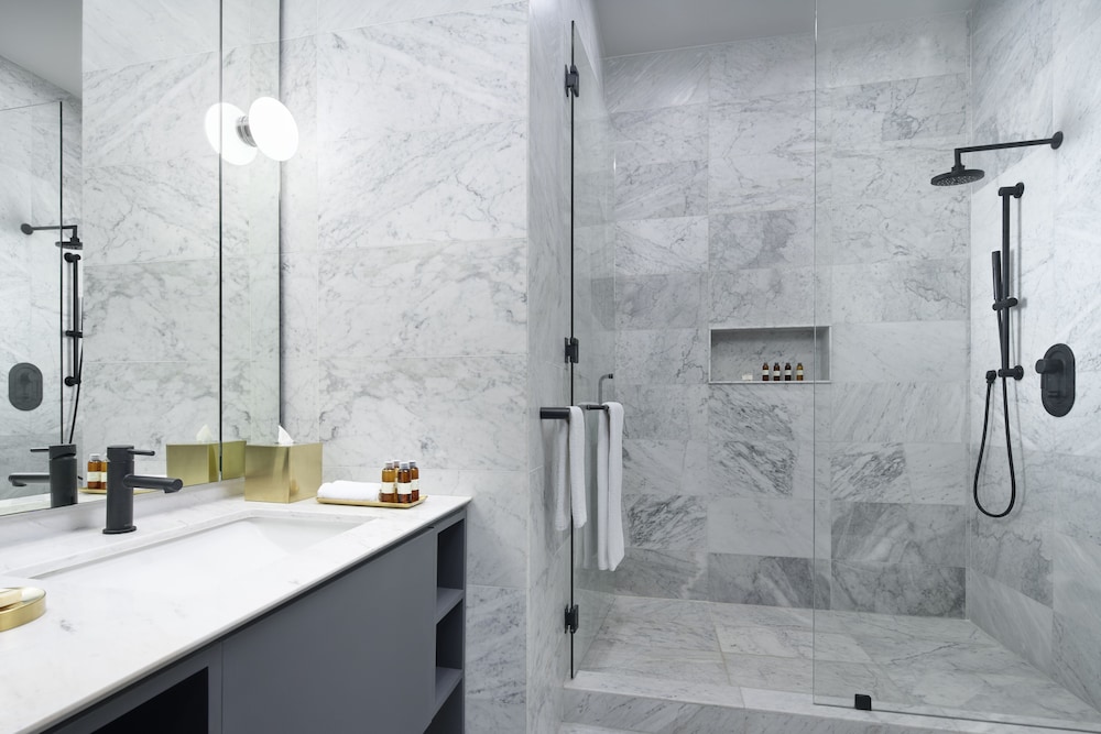 Luxe Apartment - Photo 4