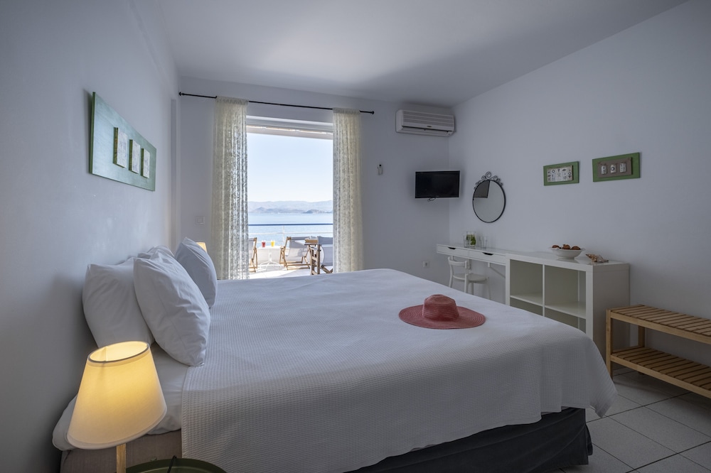 Comfort Studio, 1 King Bed, Sea View, Beachfront photo 1
