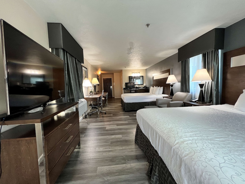 Standard Room, Multiple Beds, Non Smoking, Balcony, photo 6