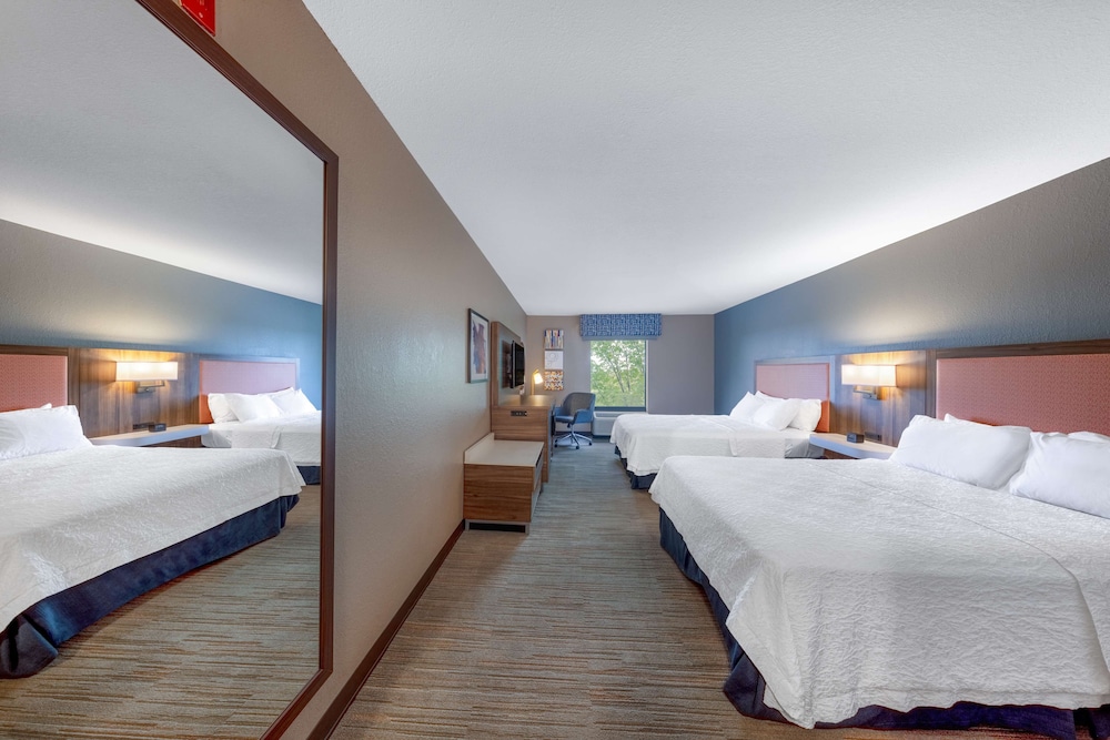 Room, 2 Queen Beds, Accessible, Bathtub - Photo 4