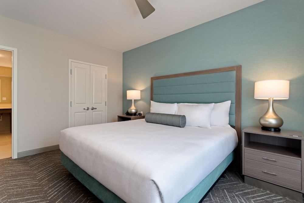 Suite, 1 King Bed, Accessible, Bathtub - Photo 3