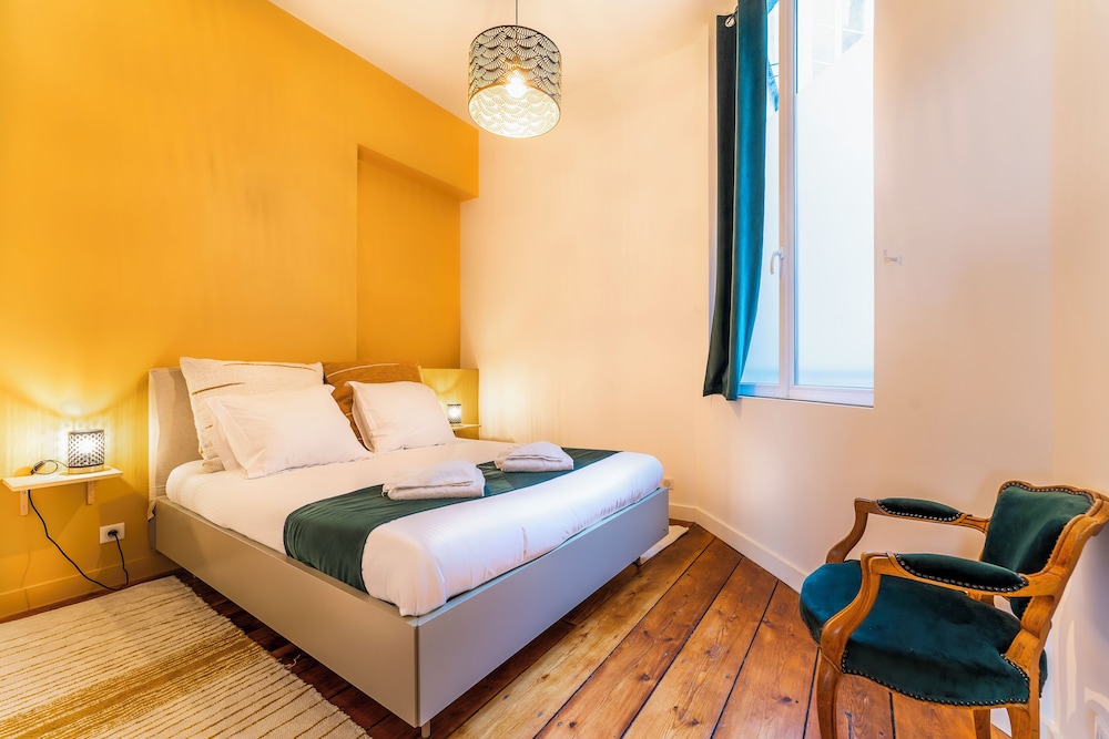 City apartment, 2 bedrooms, air conditioning, 1st floor