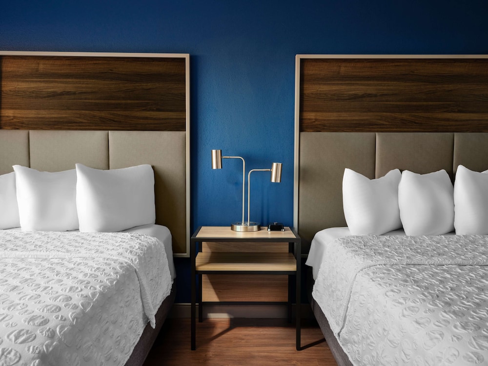 Room, 2 Queen Beds, Accessible, Bathtub (Hearing) - Photo 4