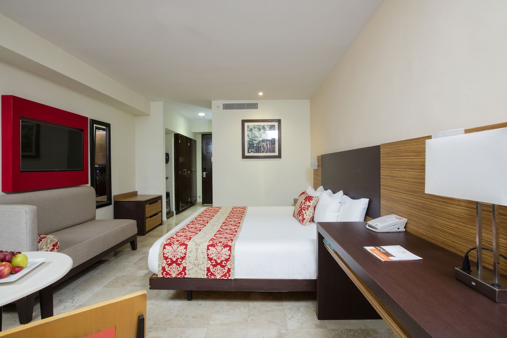 Krystal Club with Balcony Ocean View, King Bed - Photo 2