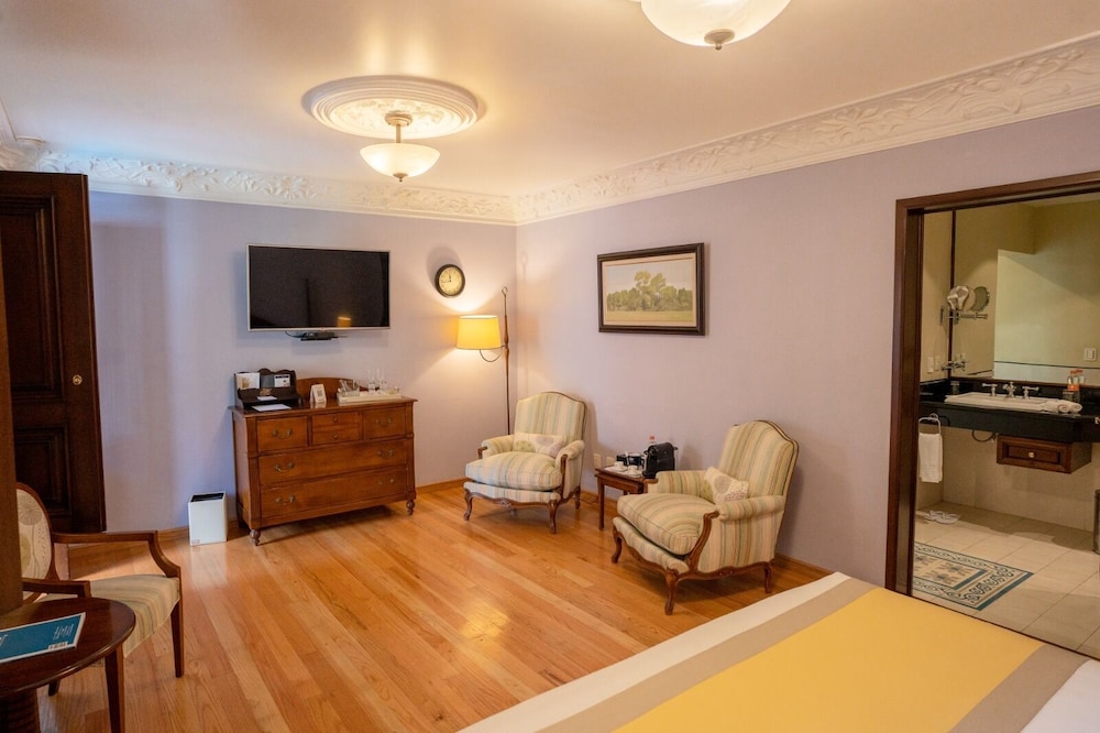 Suite - Photo 1