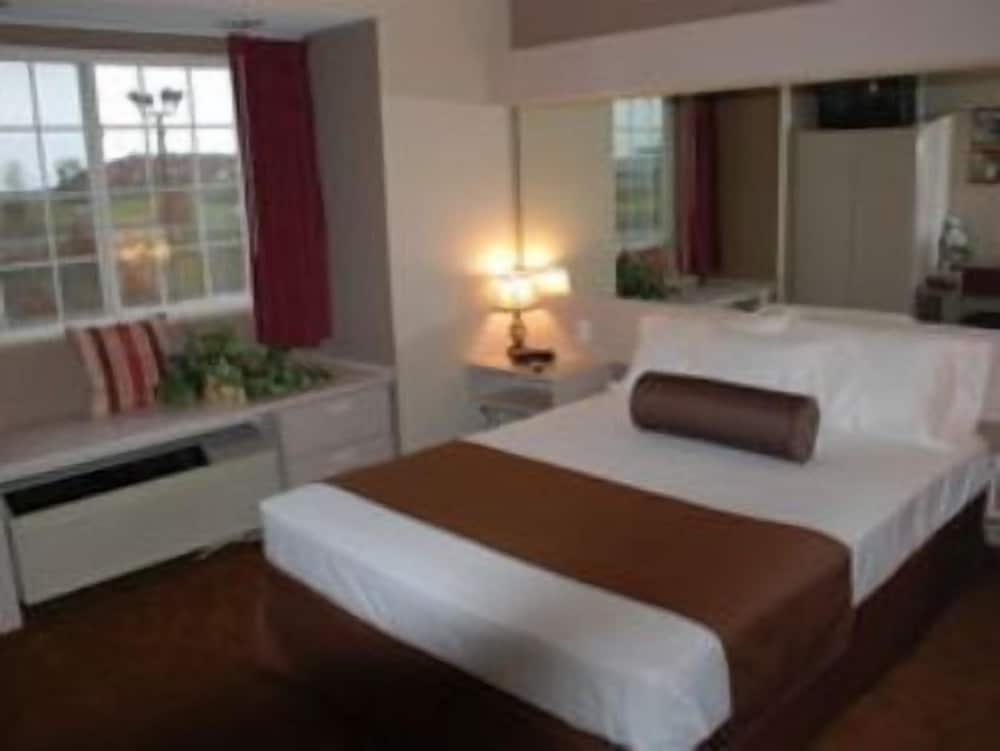Standard Room, 1 Queen Bed