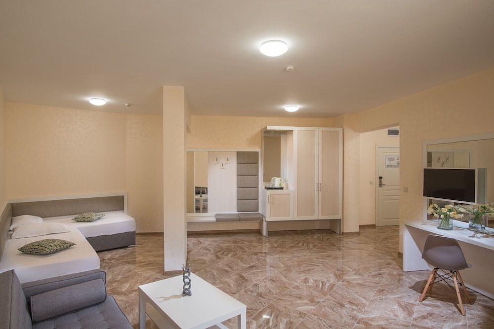 Deluxe Apartment with Balcony (4 adults) photo 2