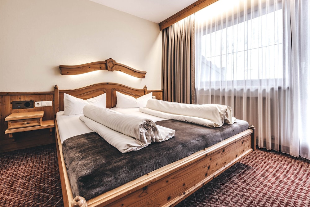 Classic Double Room, Balcony, Mountain View