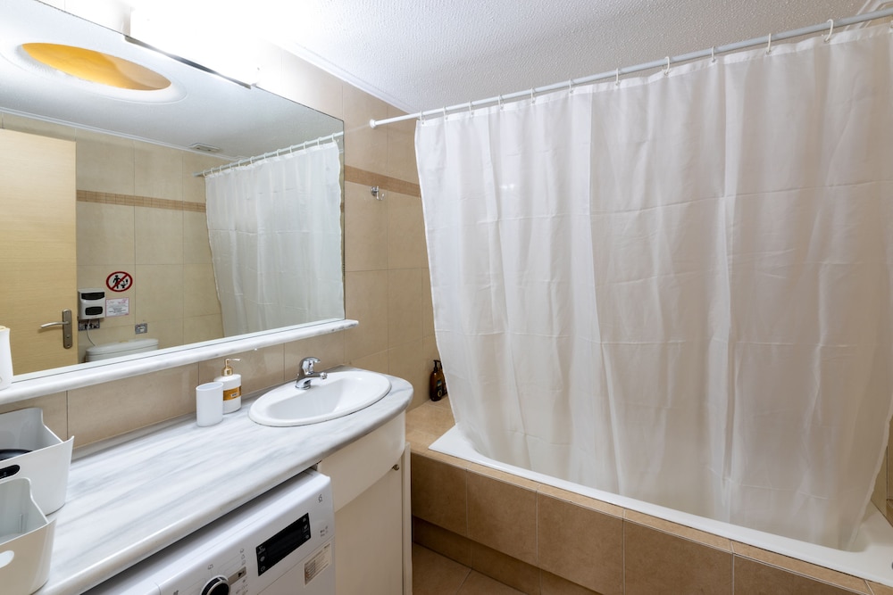 Standard Quadruple Room, 2 Bedrooms, Non Smoking, Ensuite (R32) photo 2