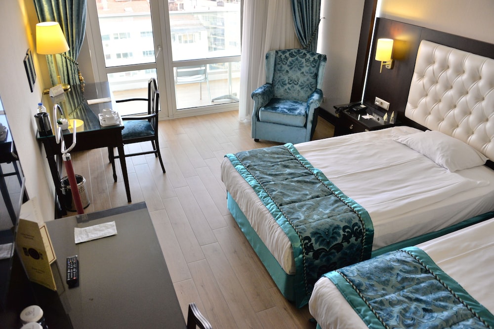 Standard Twin Room, City View thumbnail 6