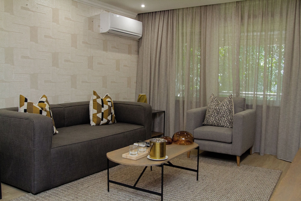 Superior Room, 1 King Bed, Garden View photo 3