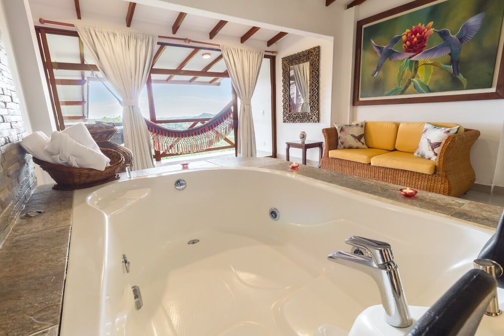 Premium Suite, 1 King Bed, Jetted Tub, Tower photo 3