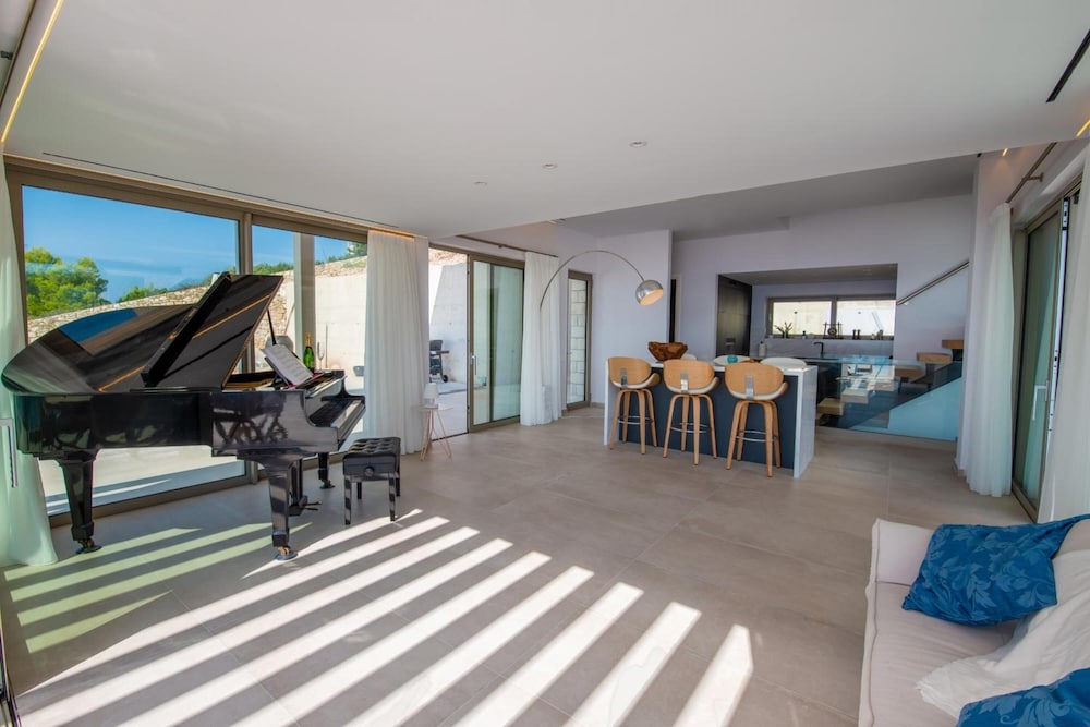 Villa photo 1
